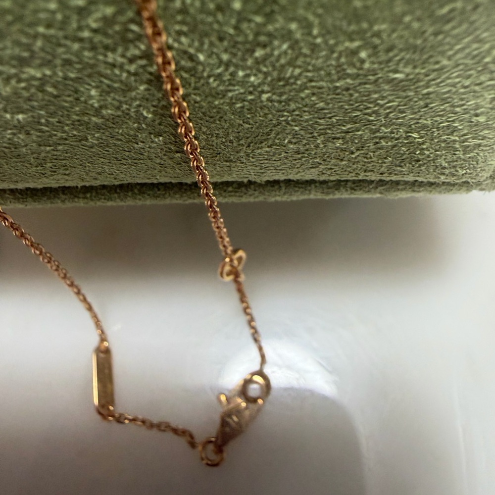 Van Cleef & Arpels Sweet Alhambra Necklace, 18K Rose Gold and Carnelian - Picture 2 of 13